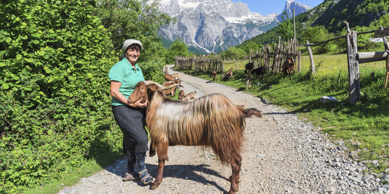 Bergère dans la vallée de Thethi - Albanie