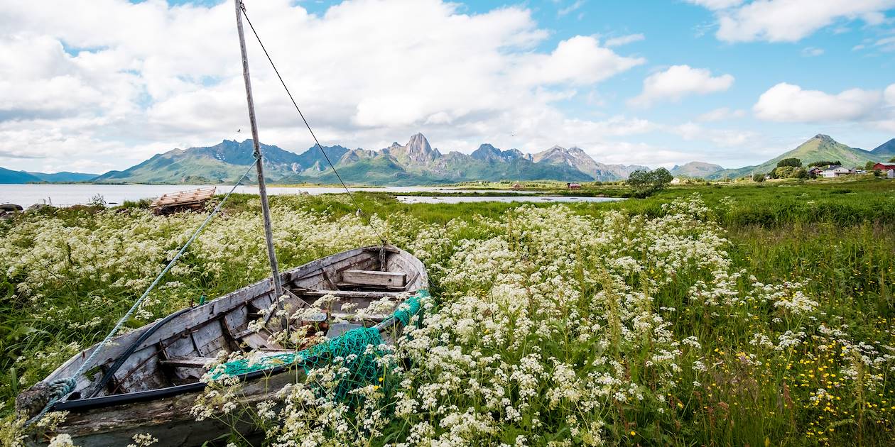 Bateau abandonné sur les berges de l'Eidsfjord - Îles Vesteralen - Norvège