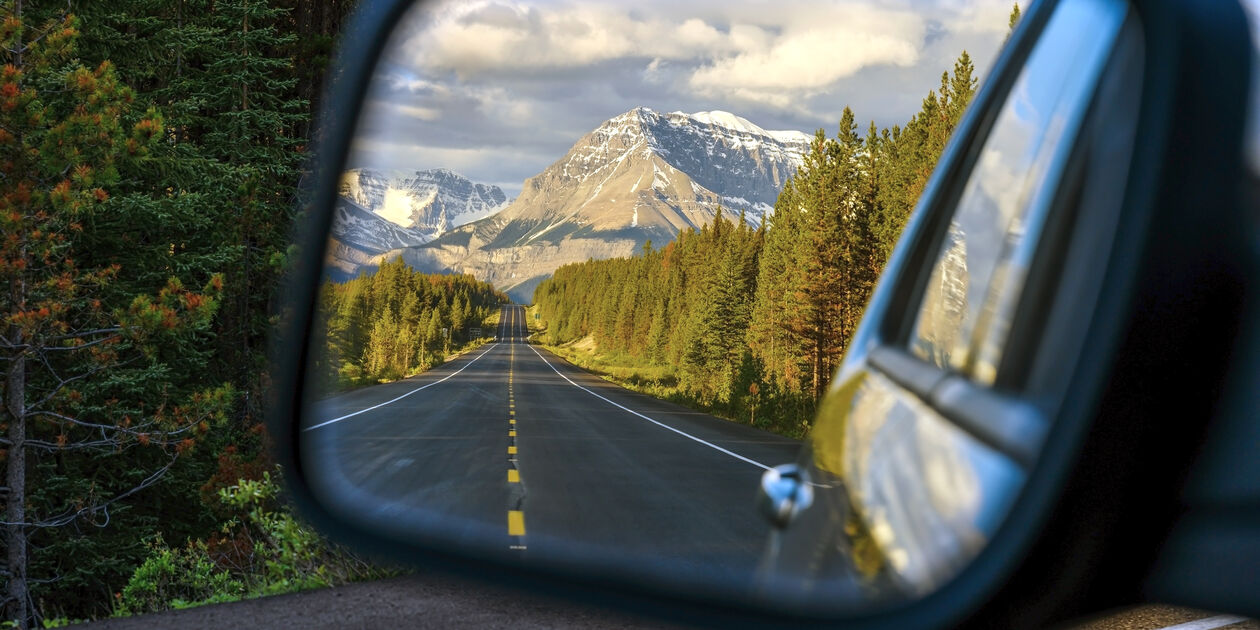 L'autoroute routière Icefields Parkway traversant le parc national Jasper - Alberta - Canada