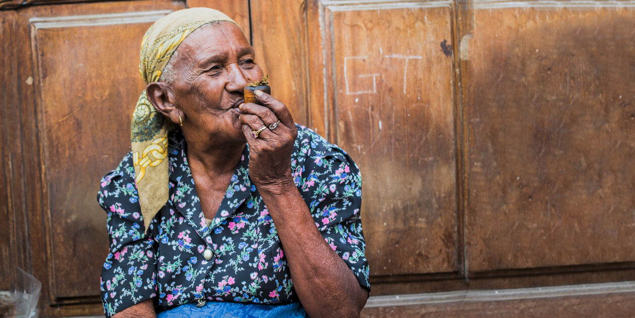 Vieille femme fumant la pipe dans les rues de la ville - Mindelo - Île de Sao Vicente - Cap Vert