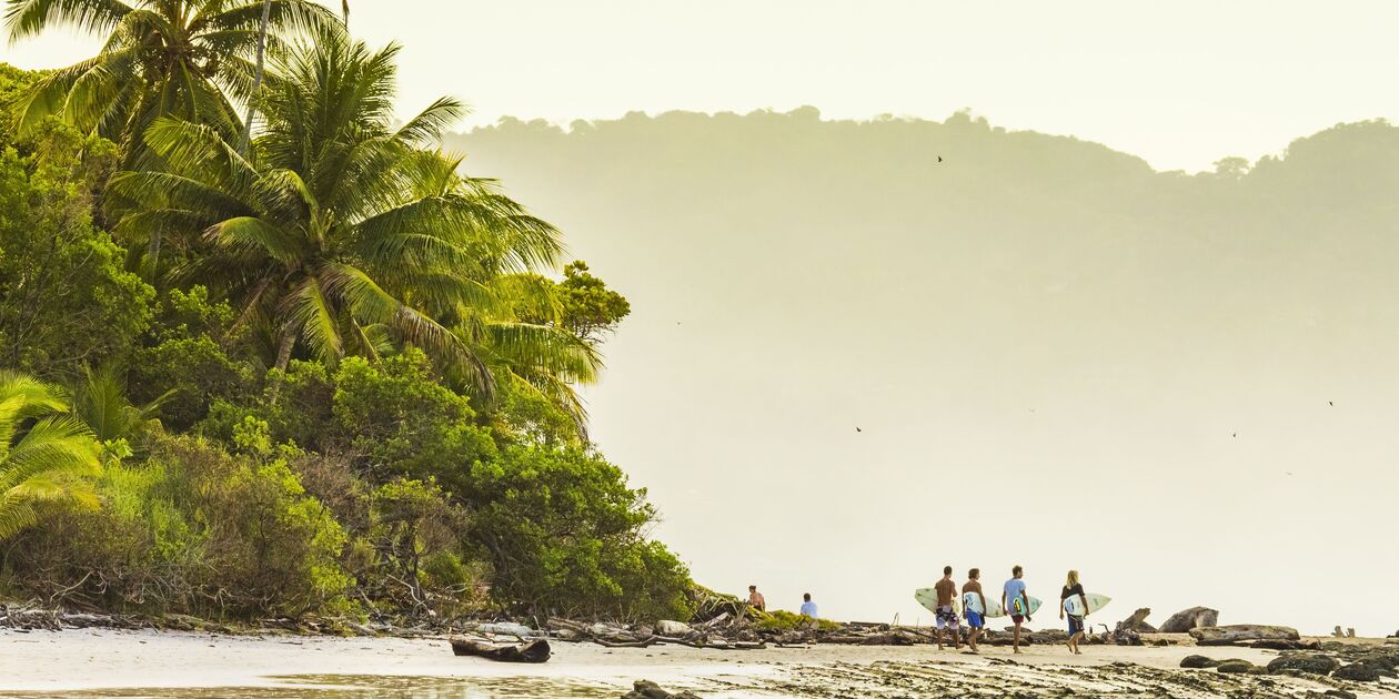 Surfeurs sur la plage de Santa Teresa - Puntarenas - Costa Rica