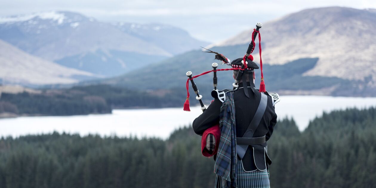 Joueur de cornemuse dans les Highlands - Ecosse