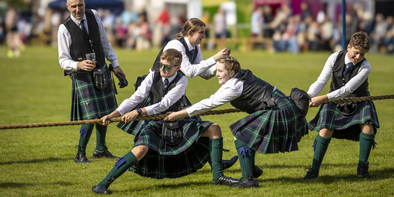Compétition de tir à la corde aux Highlands Games - parc national de Cairngorms - Ecosse