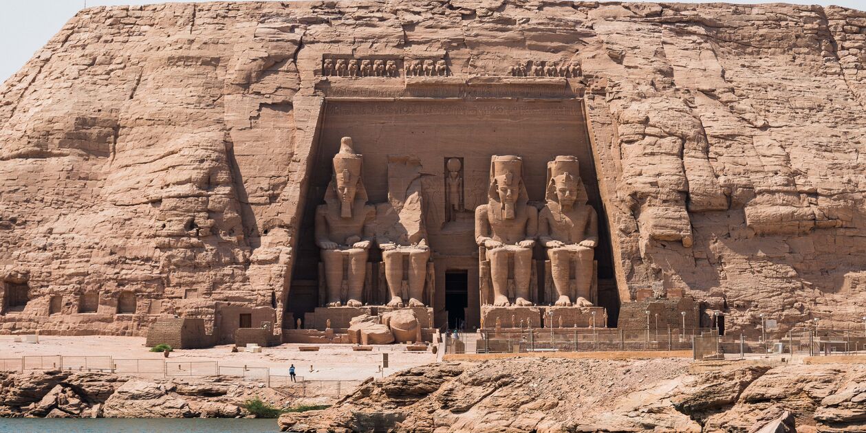 Le Grand Temple d'Abou Simbel depuis un bateau - Abou Simbel - Égypte