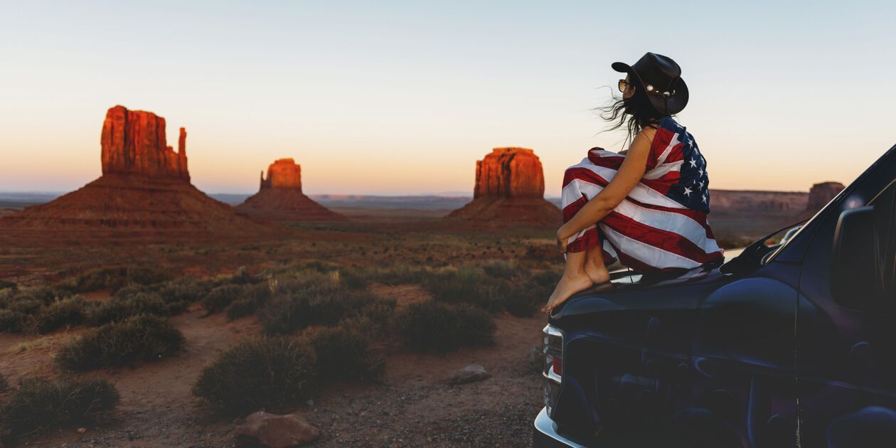 Femme admirant le coucher de soleil sur Monument Valley - Etas-Unis