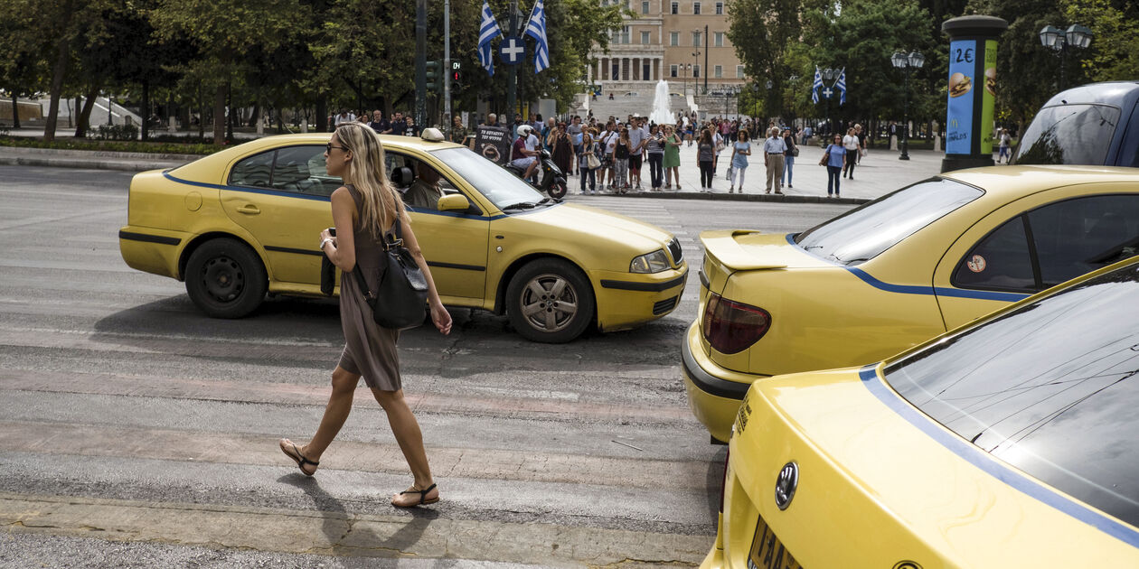 Taxis et effervescence dans le centre-ville - Athènes - Grèce