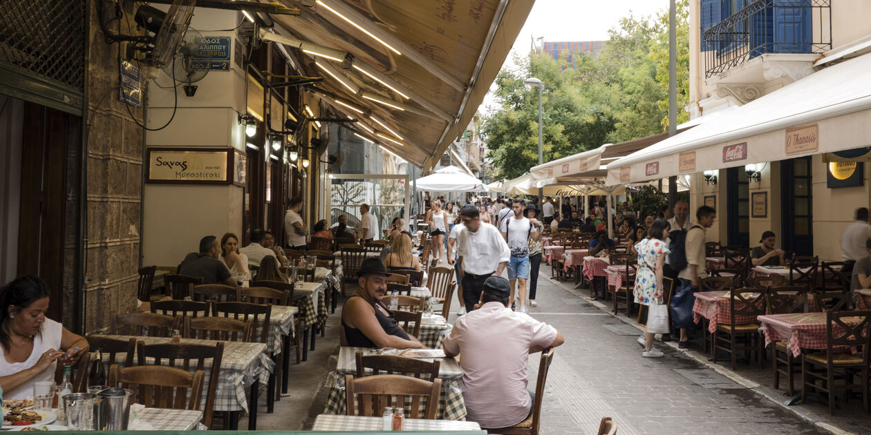 Cafés et restaurants dans le quartier de Plaka - Athènes - Grèce
