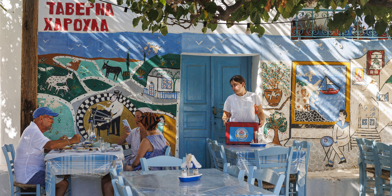 Scène de vie sur la terrasse d'une taverne traditionnelle - Marpissa - Paros - Cyclades - Grèce