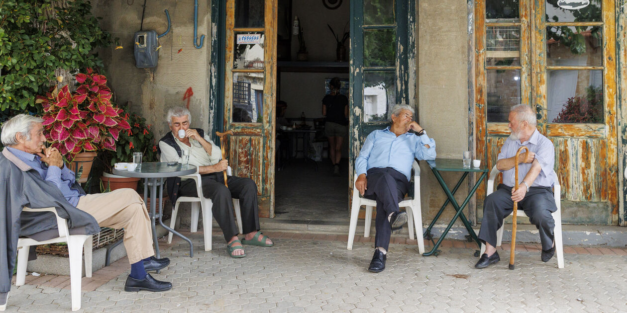 Découverte de la vie rurale du Plateau du Lassithi : rencontre et scène de vie dans une taverne - Crète - Grèce