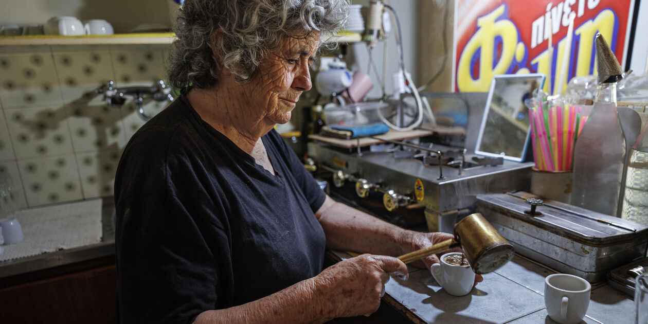 Découverte de la vie rurale du Plateau du Lassithi : rencontre et scène de vie dans une taverne - Crète - Grèce