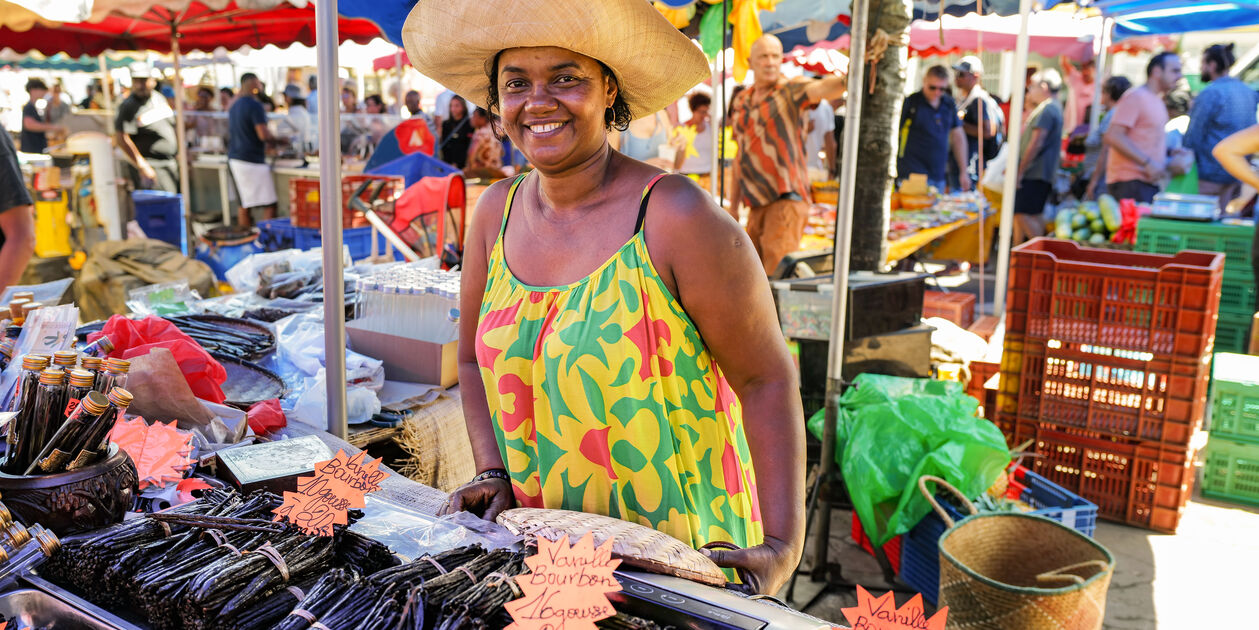 Vendeuse de gousses de vanille sur le marché de Pointe à Pitre - Guadeloupe