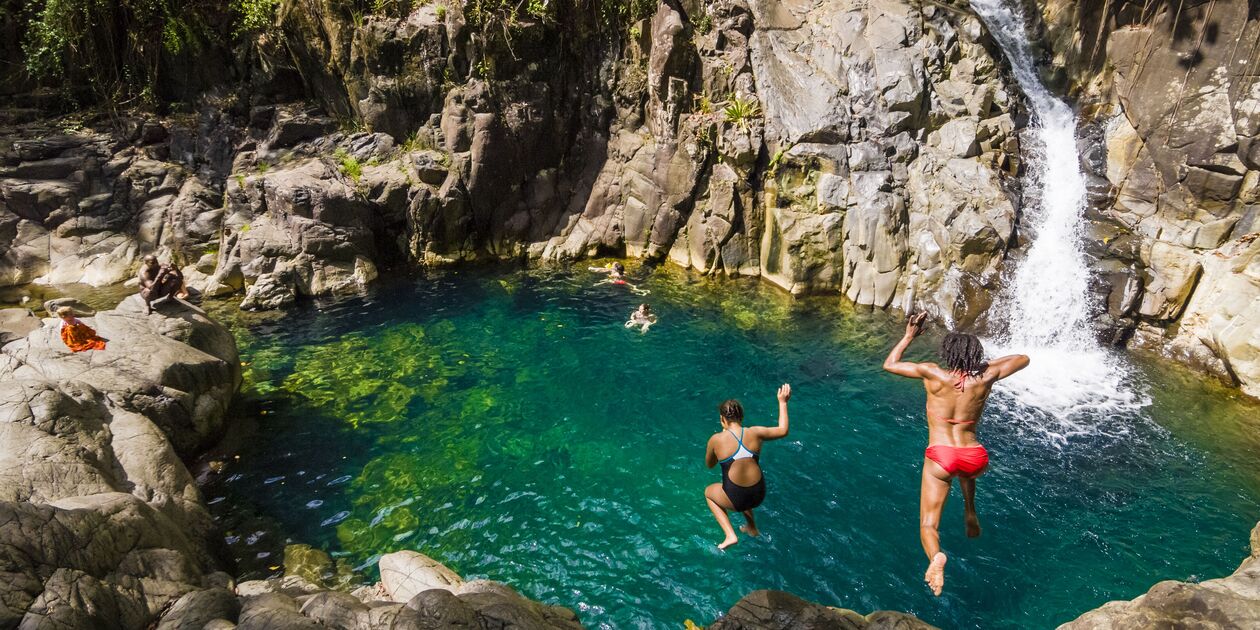 Enfants plongeant dans le Saut d'Acomat - Basse Terre - Guadeloupe