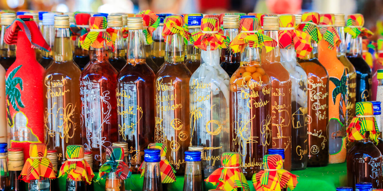 Rhums arrangés sur un marché - Guadeloupe
