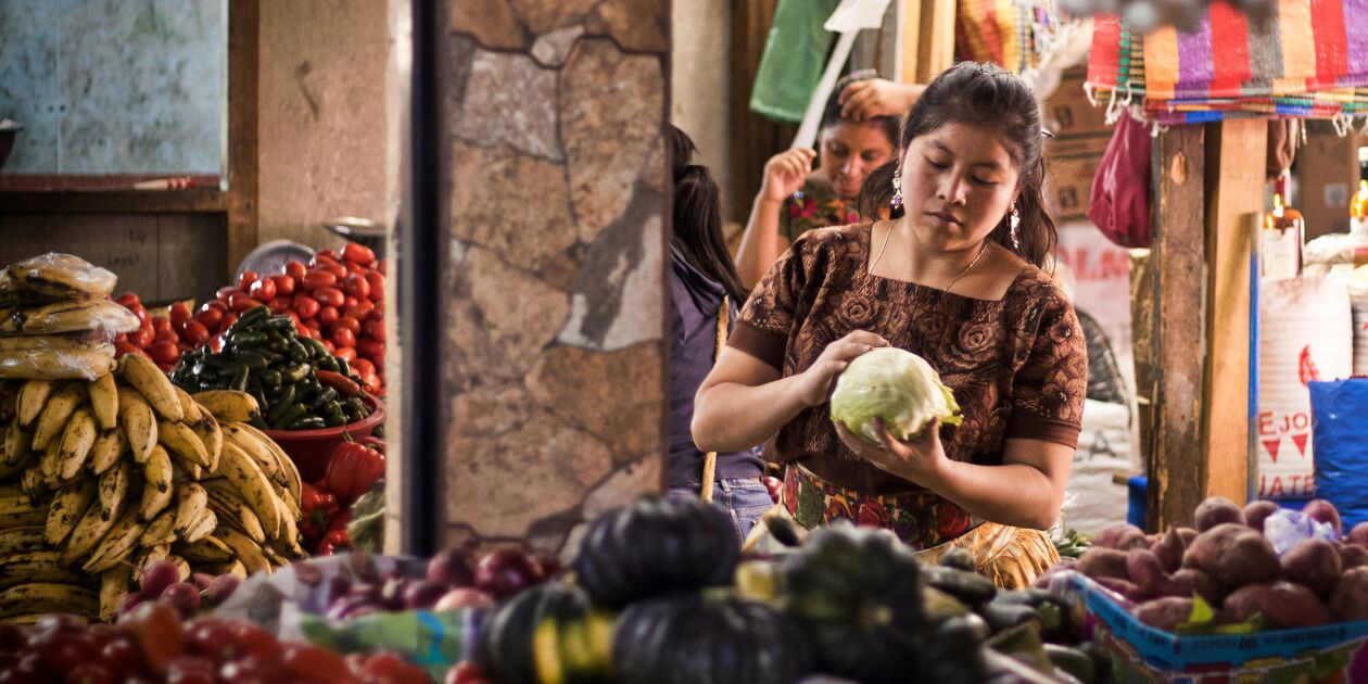 Femme dans un marché au Guatemala