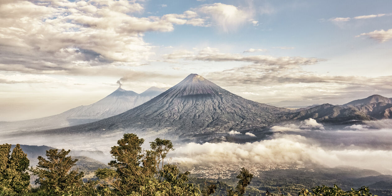 Volcans Fuego, Acatenango et Agua observés depuis le volcan Pacaya - Guatemala