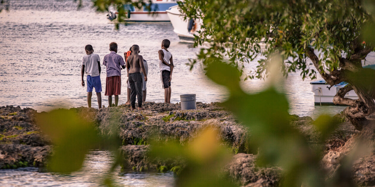 Enfants jouant sur la plage - Guyane