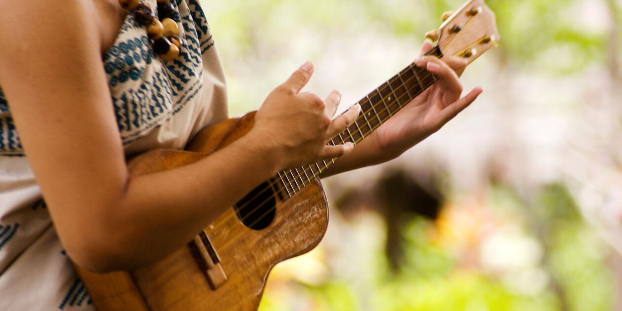 Femme jouant du ukulele à Hawaï