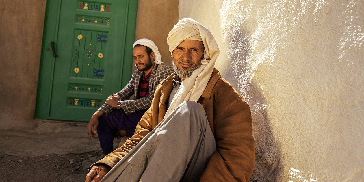 Hommes assis devant une maison - Arabie Saoudite