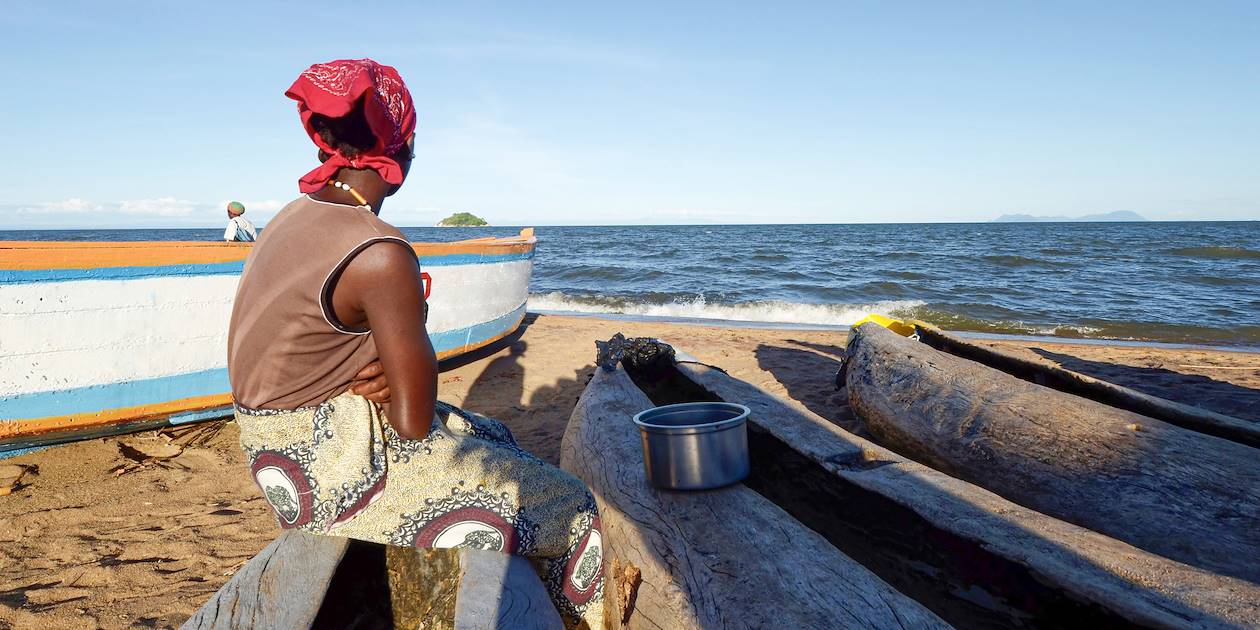 Femme sur la rive du Lac Malawi - Malawi