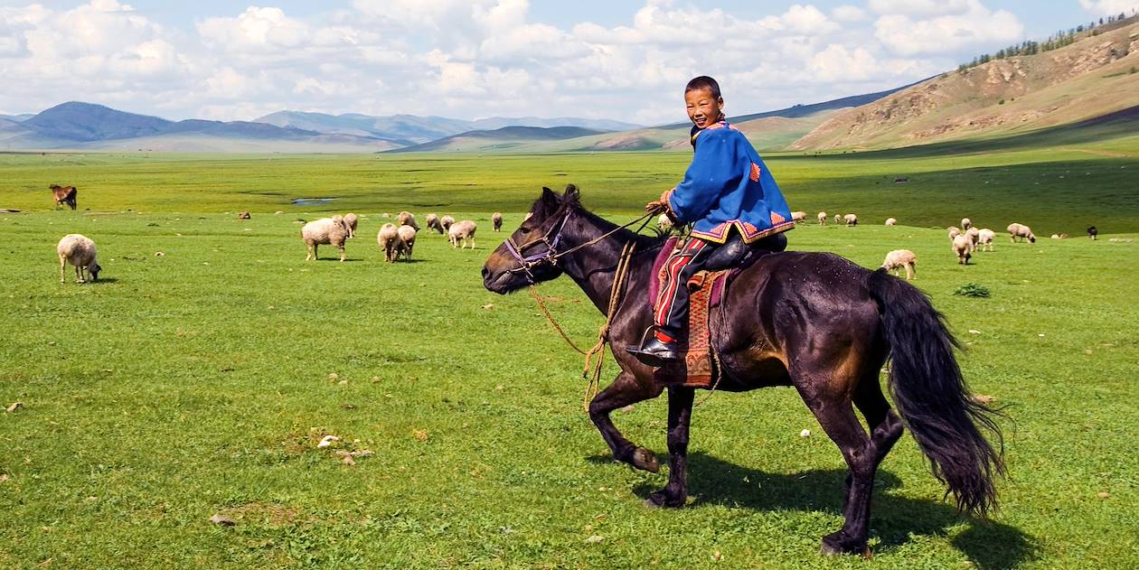 Jeune mongol dans les steppes - Mongolie