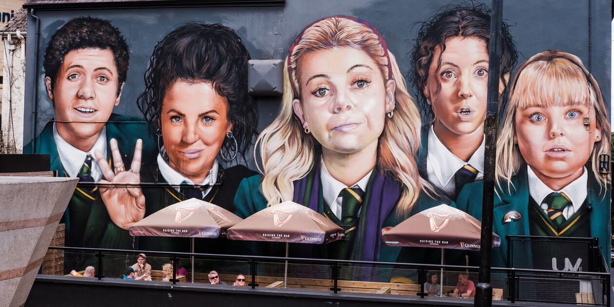 Street art à Londonderry : fresque des Derry Girls - Irlande du Nord - Royaume Uni