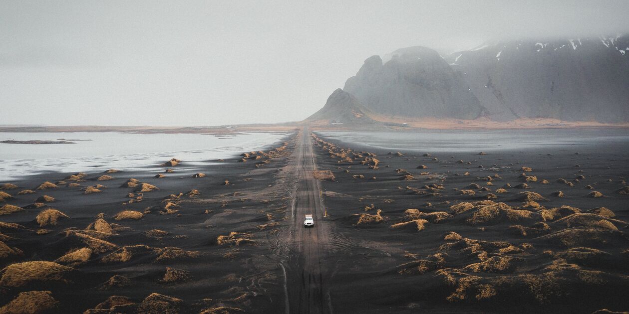 Route au milieu des dunes de sable noir - Péninsule de Stokksnes - Austurland - Islande