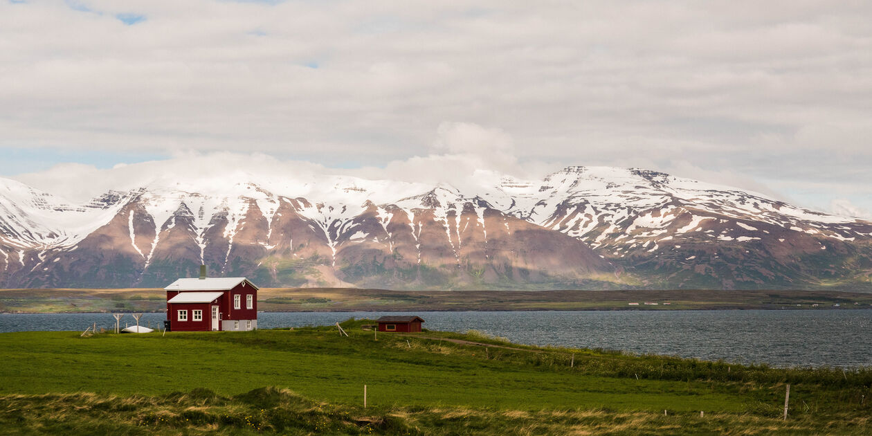 Maison isolée face à la montagne - Nord - Islande