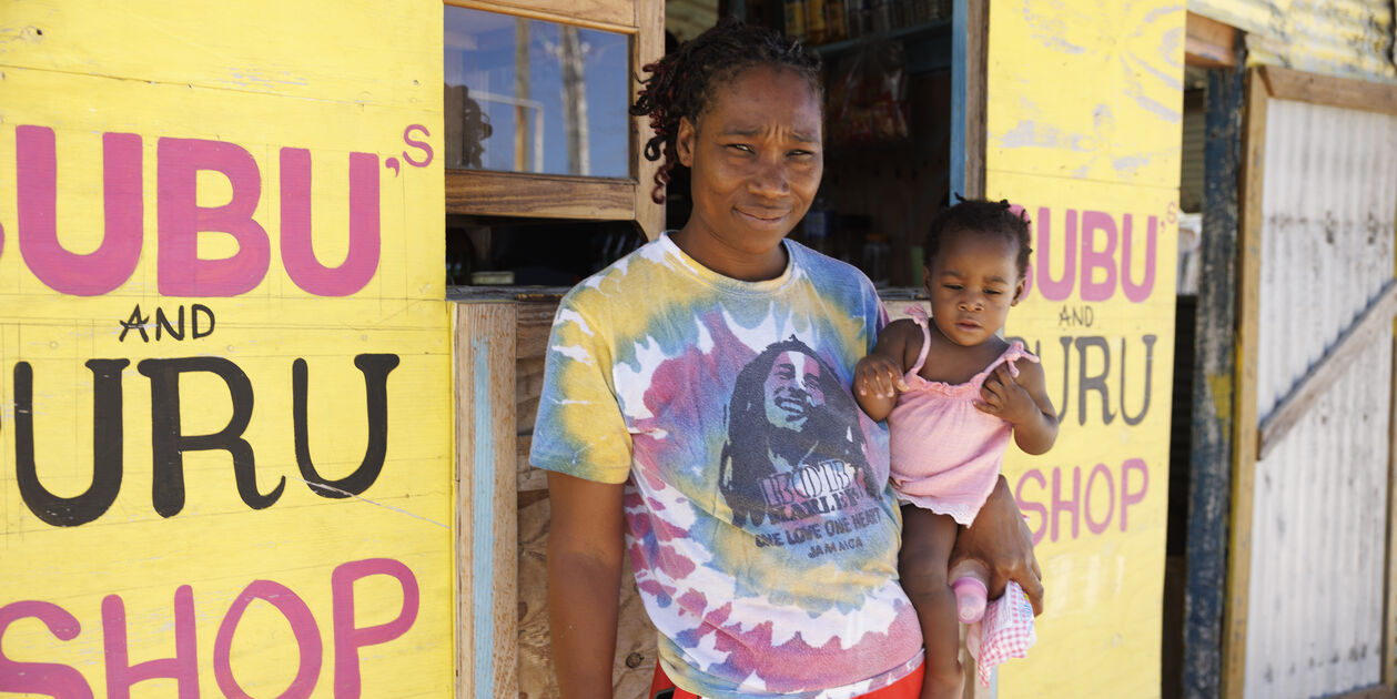 Portrait d'une mère et son bébé devant une épicerie de Port Maria - Saint Mary - Jamaïque