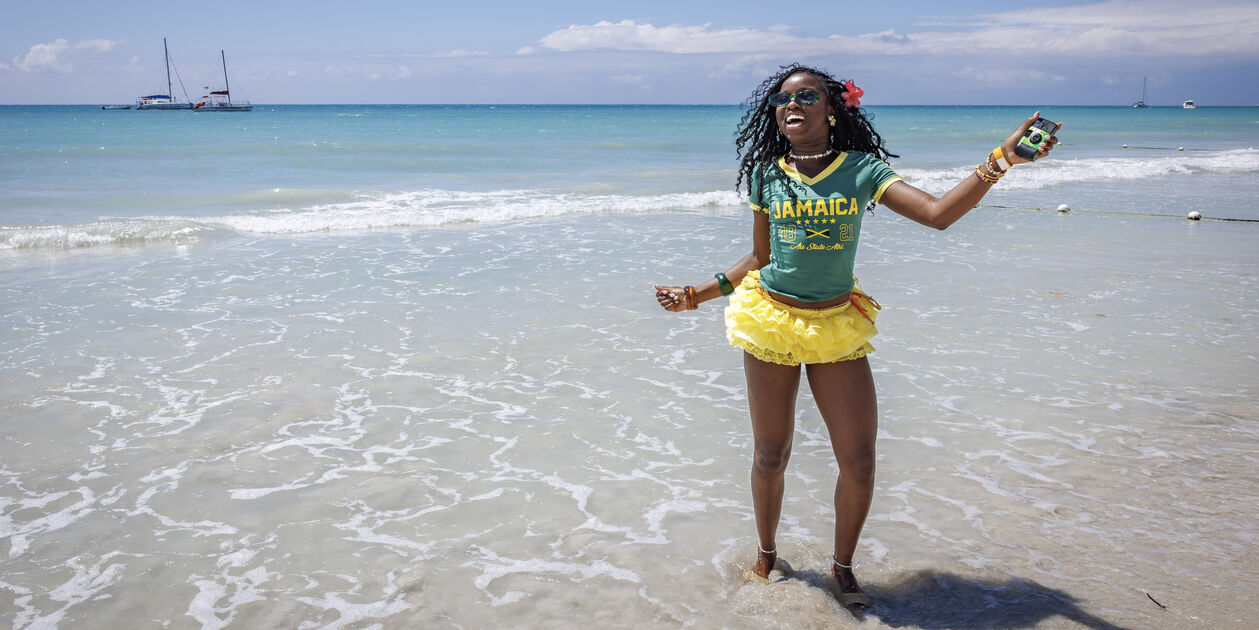 Jeune femme à Long Bay Beach - Negril - Westmoreland - Jamaïque