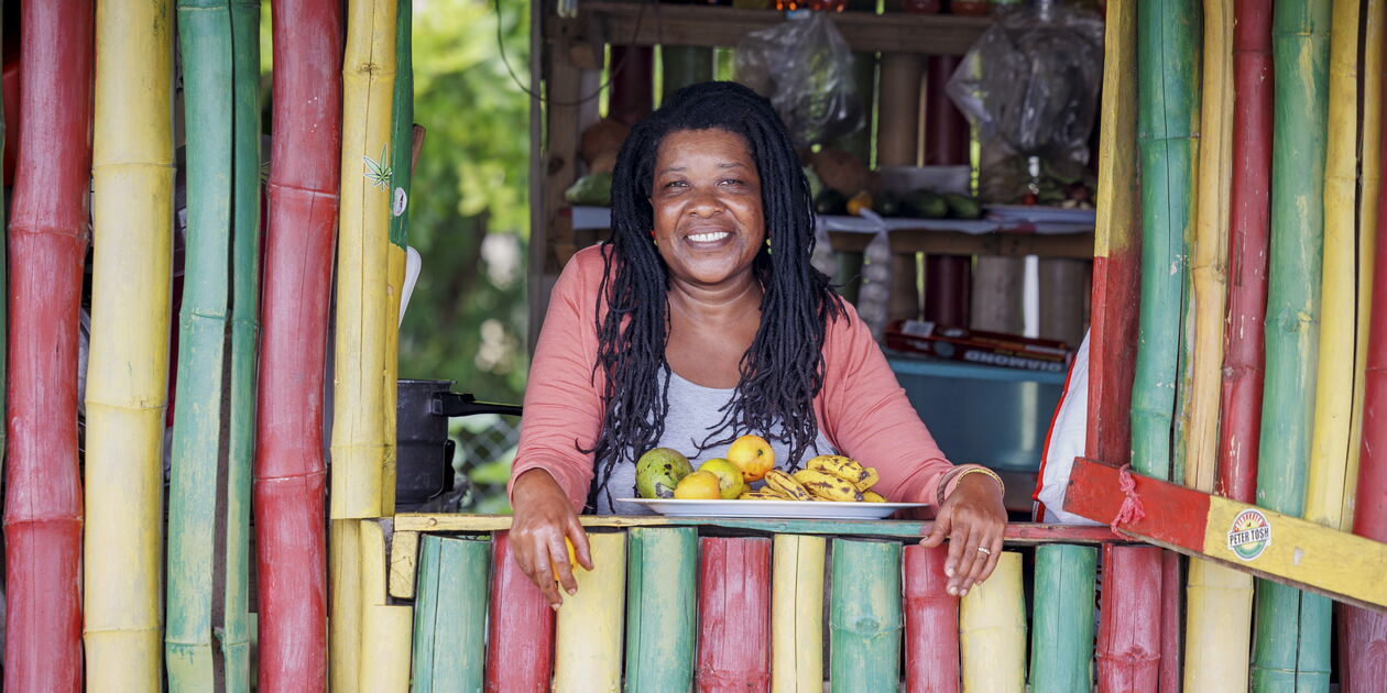 Femme dans son restaurant à Belmont - Westmoreland - Jamaïque