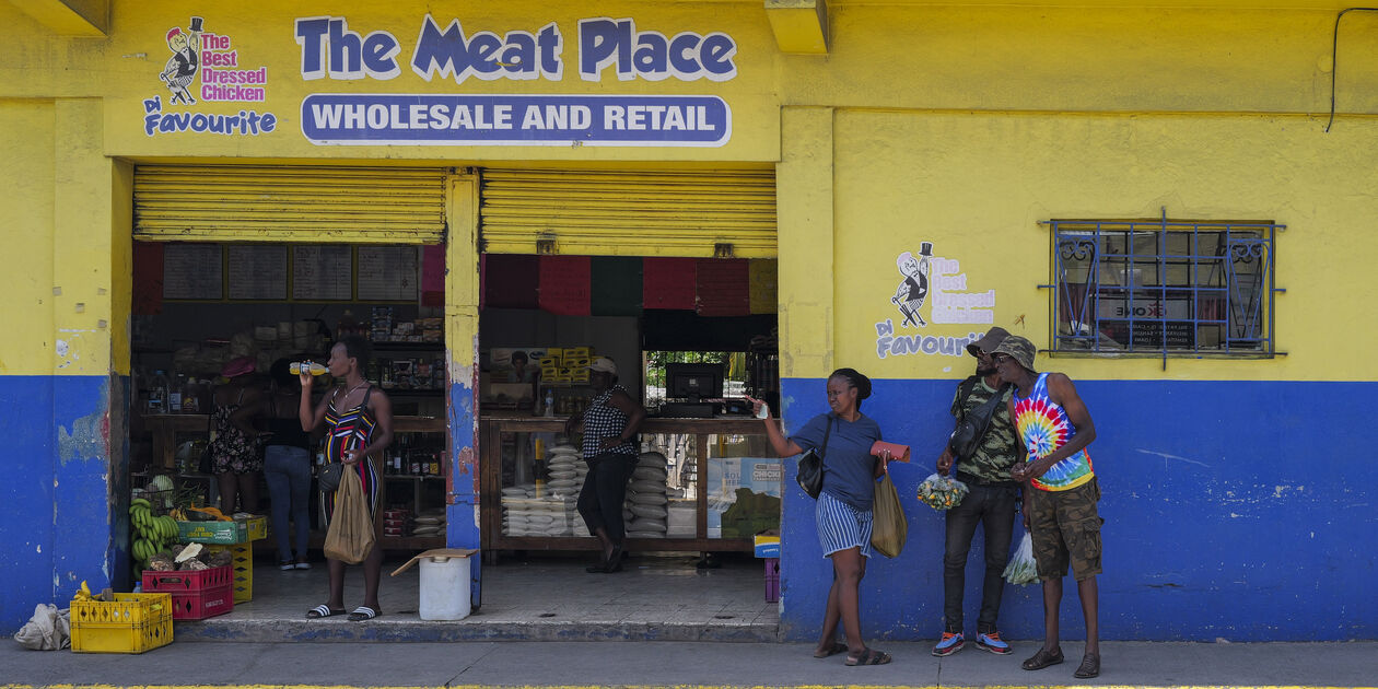 Scène de vie devant un épicerie à Port Maria - Saint Mary - Jamaïque