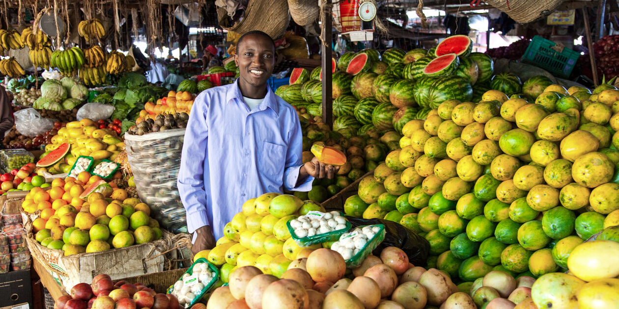 Portrait d'un homme sur le marché coloré de Nairobi - Kenya