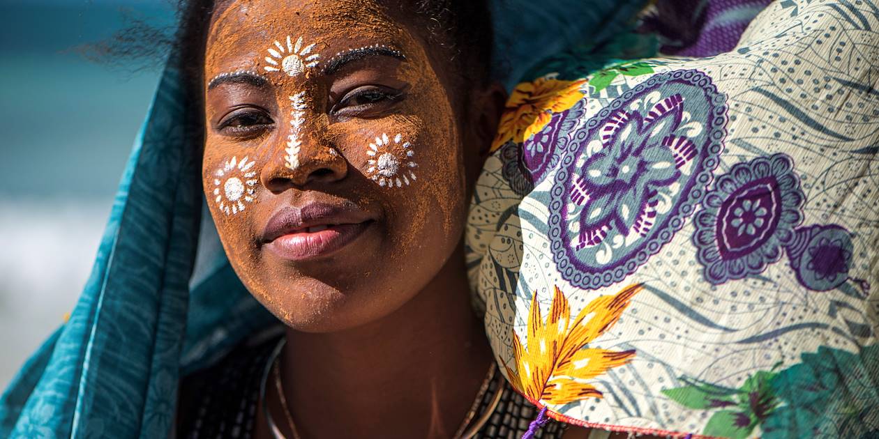 Femme sakalava avec un masque de "masonjoany" lors d'une cérémonie traditionnelle - Madagascar 