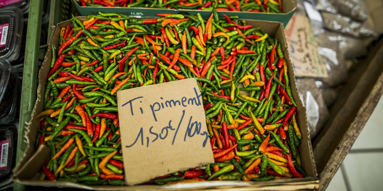 Marchand de piments locaux - Cilaos - La Réunion
