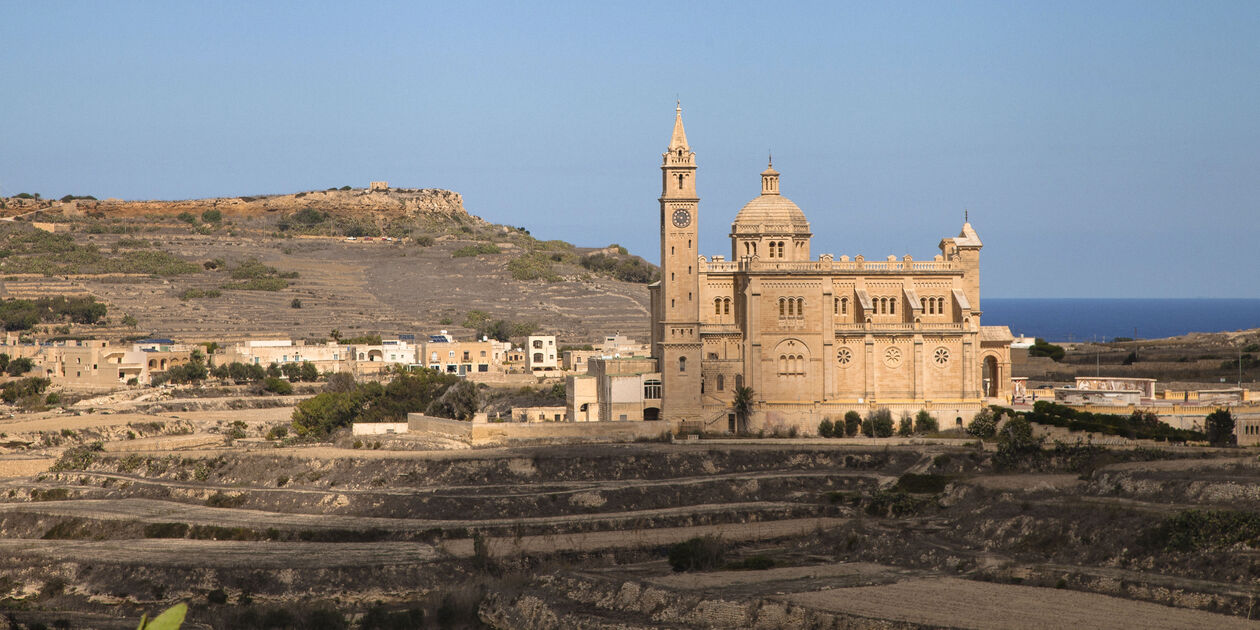Vue sur le sanctuaire national Ta'Pinu - Gharb - Île de Gozo - Malte