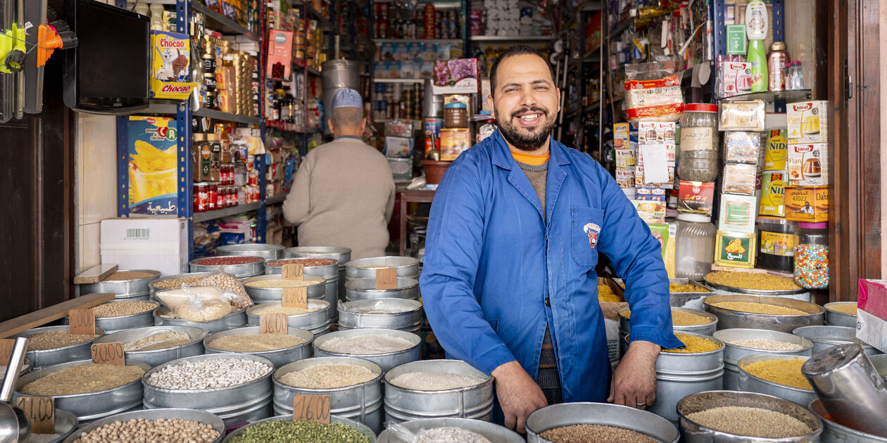 Marchand d'épices sur le souk de Marrakech - Maroc