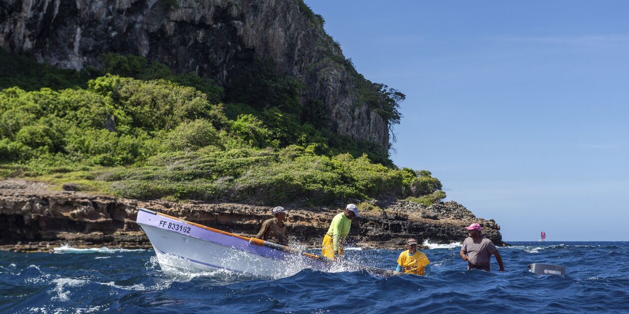 Pêcheurs à bord d'une yole, bateau typique des Antilles - Martinique