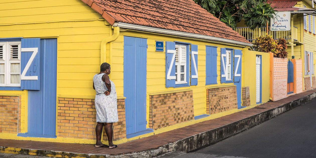 Femme dans les rues de Grande Anse - Les Anses d'Arlet - Martinique