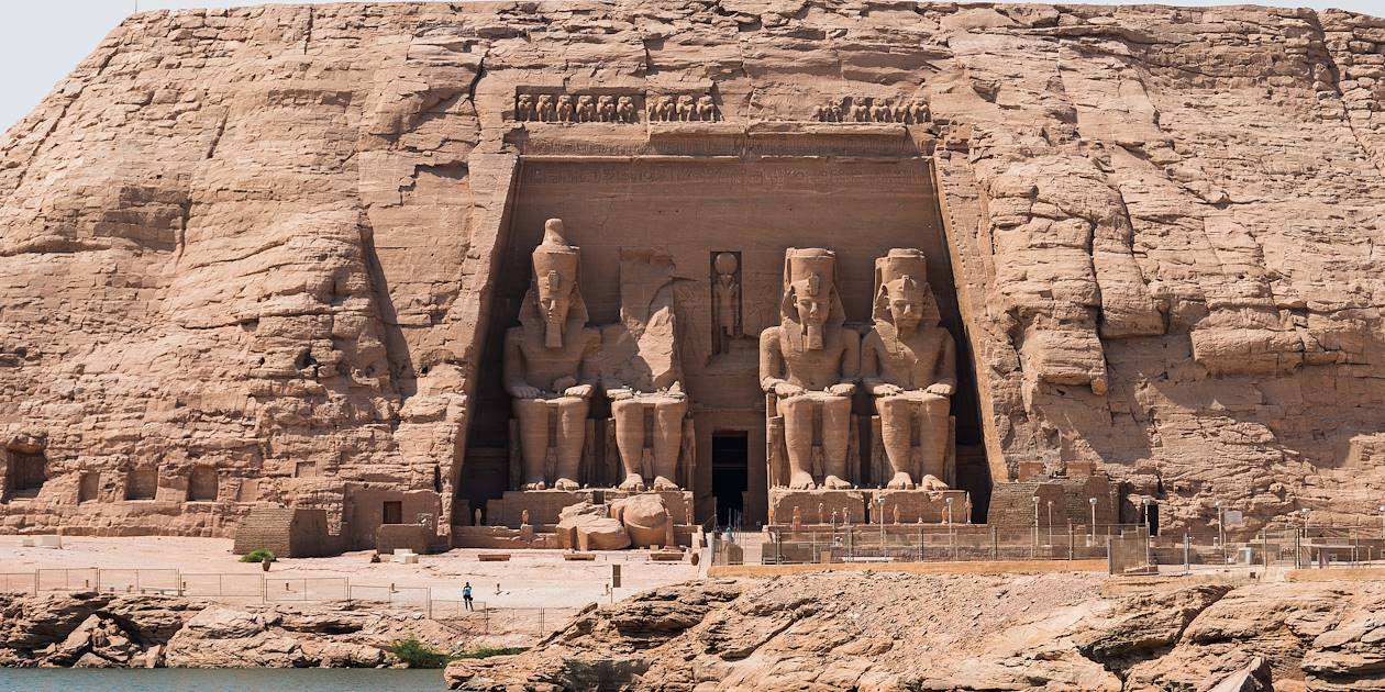 Le Grand Temple d'Abou Simbel depuis un bateau - Abou Simbel - Égypte