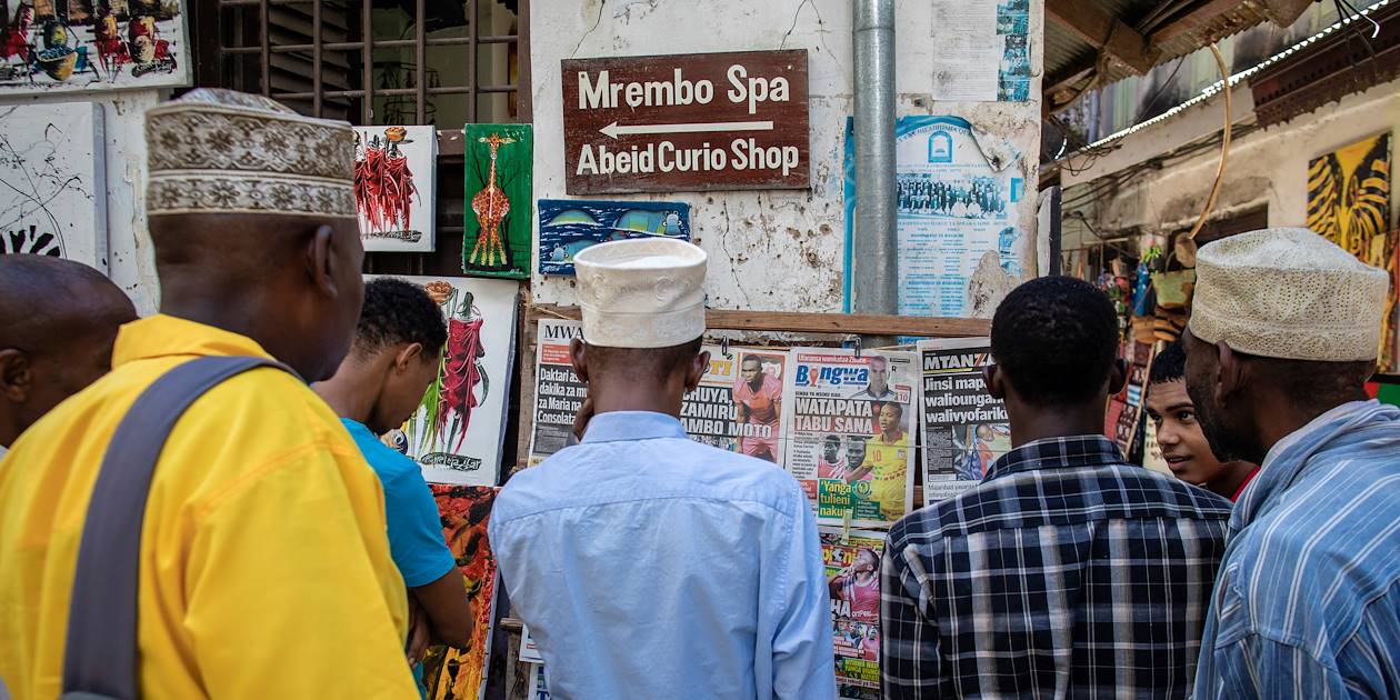 Hommes lisant les journaux dans une rue - Stone Town - Zanzibar Vieille Ville - Tanzanie