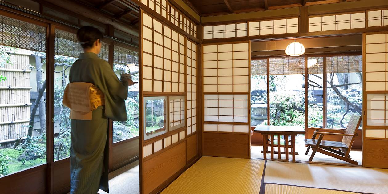 Femme en tenue traditionnelle dans un ryokan - Kyoto - Japon