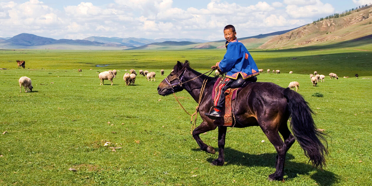Jeune mongol dans les steppes - Mongolie