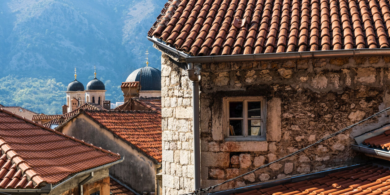 Toits du centre historique de Kotor et dômes de l'Eglise Saint-Nicolas - Monténégro