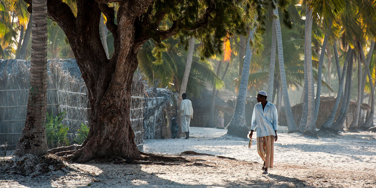 Homme marchant sur la plage de Pangane - Mozambique