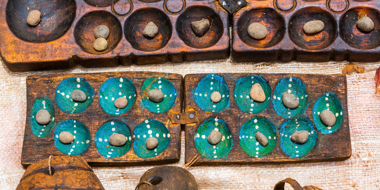 Mancala en bois, jeu traditionnel joué au Mozambique