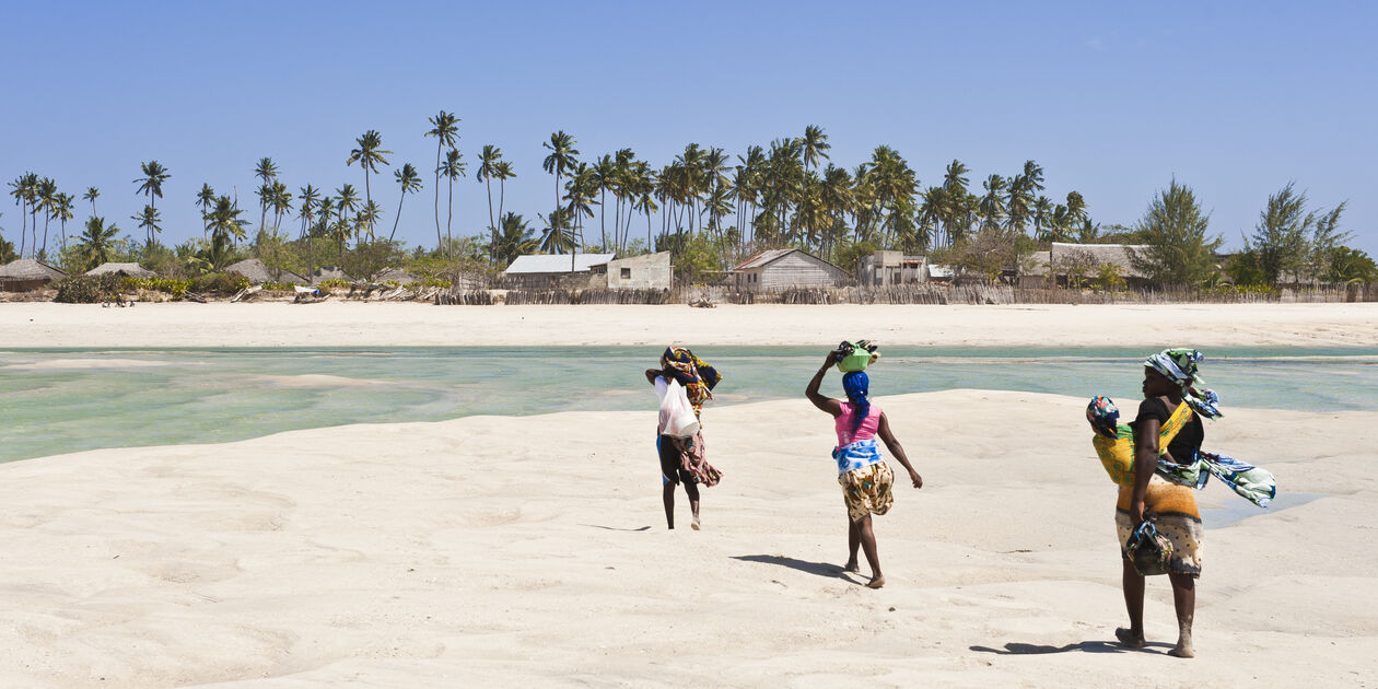 Femmes sur la plage - Ile de Ibo - Archipel Quirimba - Mozambique