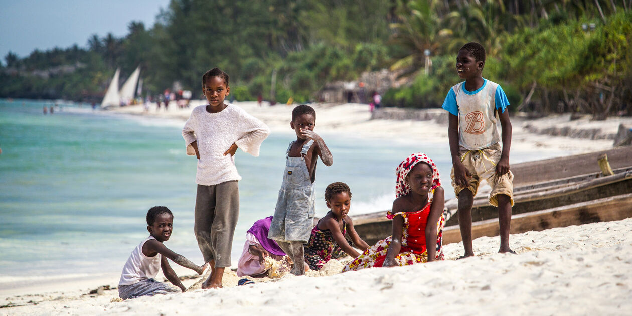 Enfants sur une plage au Mozambique