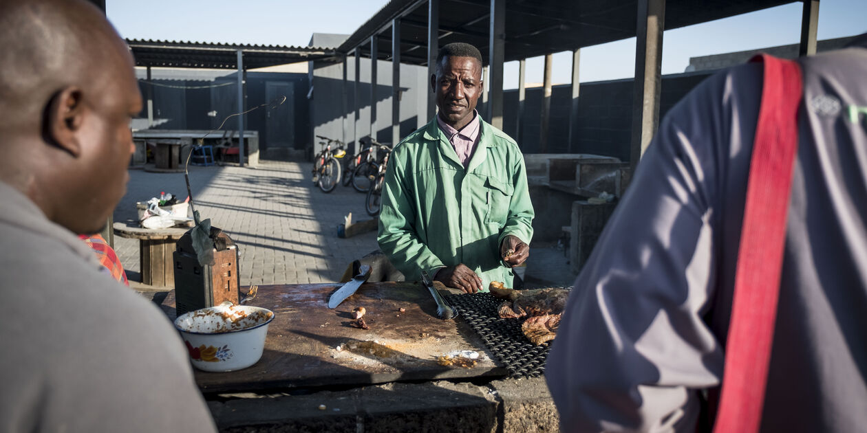 Le quartier de Mondesa : stand de grillades dans un marché en plein air - Swakopmund - La Cote - Namibie