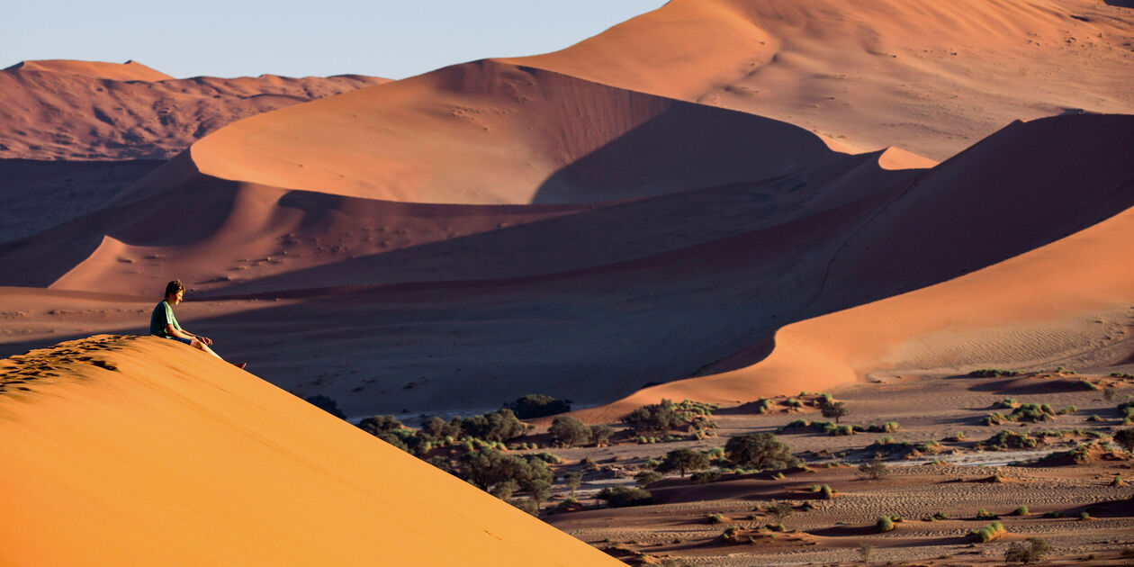 Homme face au désert du Namib - Sossusvlei - Mozambique