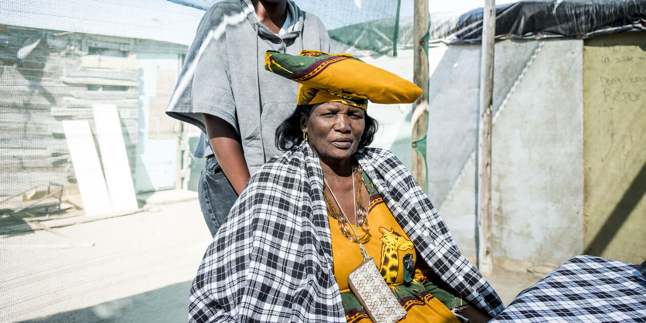 Femme habillée pour la commémoration du génocide des populations herero et nama - Namibie